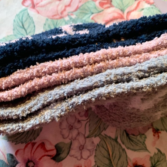 NWT XOXO Women’s Fuzzy Socks Size 4 to 10 3 pack of Socks - Picture 3 of 6